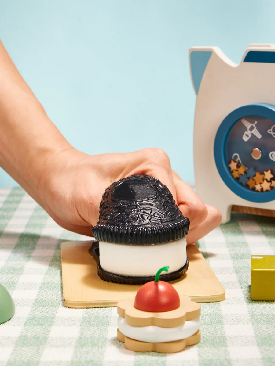 Medium Black-white Cookie Sandwich Taba Squishy
